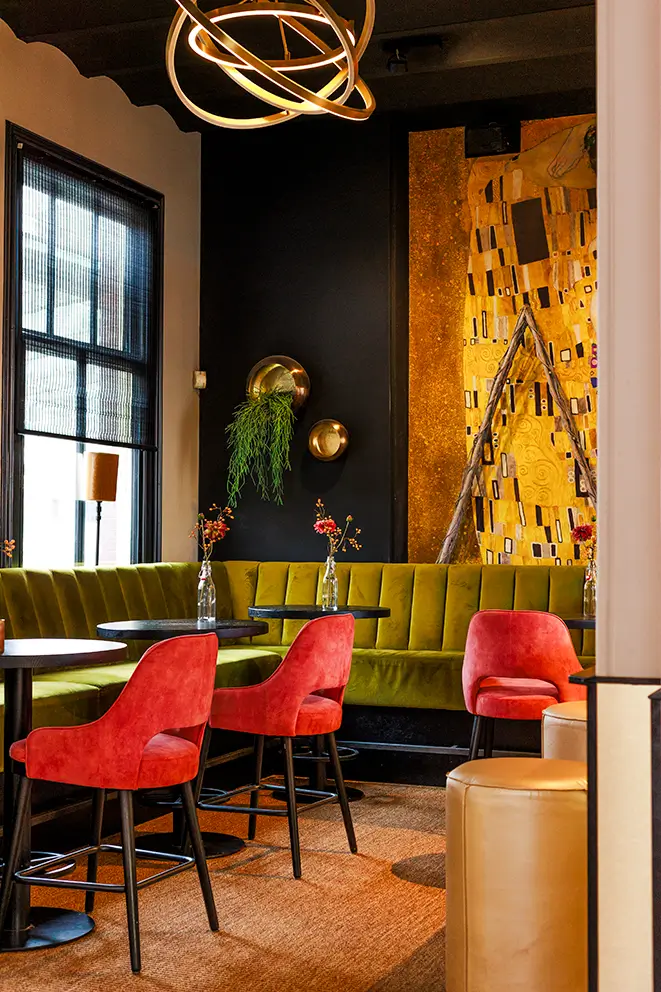 Kom naar het hart van de Achterhoek. In Groenlo in het voormalige postkantoor is de Brasserie Posthuis in Groenlo